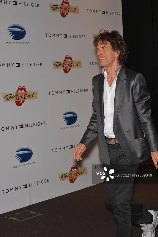 法国戛纳 - 2010年5月19日：米克·贾格尔在第63届戛纳电影节上为其新电影《流亡中的滚石》拍摄宣传照图片素材