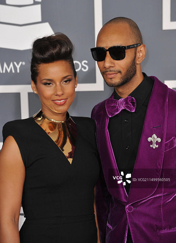 艾丽西亚·凯斯和斯维兹·比茨出席在斯台普斯中心举行的第54届格莱美年度颁奖典礼图片素材
