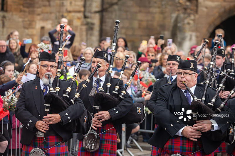 风笛手在苏格兰法夫邓弗姆林为查尔斯三世国王演奏图片素材