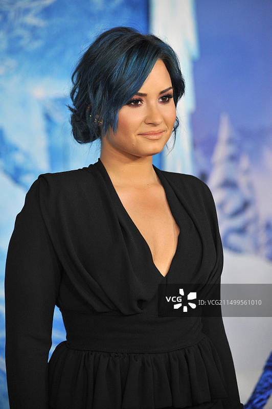 2013年，黛米·洛瓦托在好莱坞El Capitan剧院的电影《冰雪奇缘》首映礼上图片素材