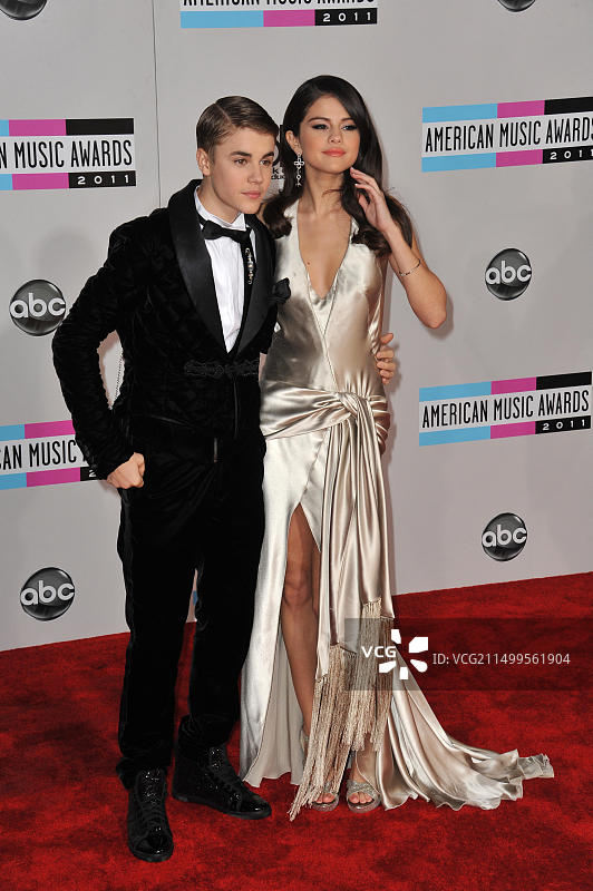 美国洛杉矶：贾斯汀·比伯和赛琳娜·戈麦斯出席全美音乐奖图片素材