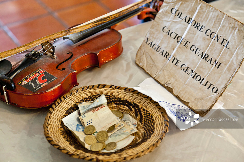 阿根廷米西奥内斯圣伊格纳西奥餐厅内演奏小提琴的瓜拉尼族酋长图片素材
