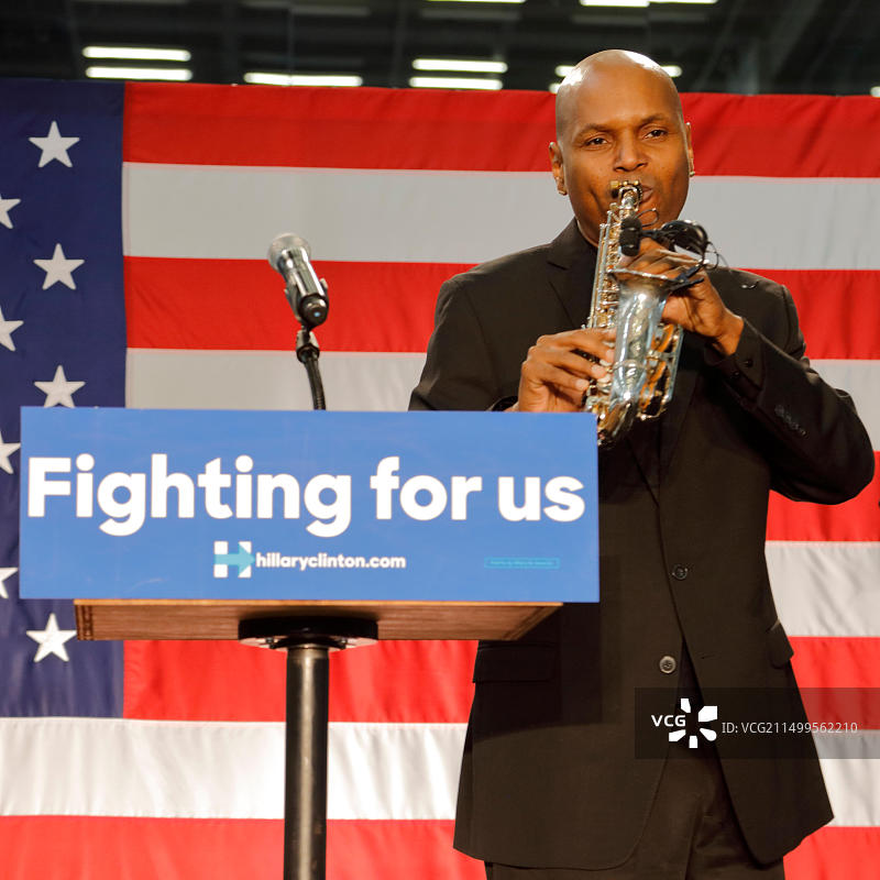 在洛杉矶西南学院为希拉里·克林顿集会演奏萨克斯的音乐人，2017年4月16日图片素材