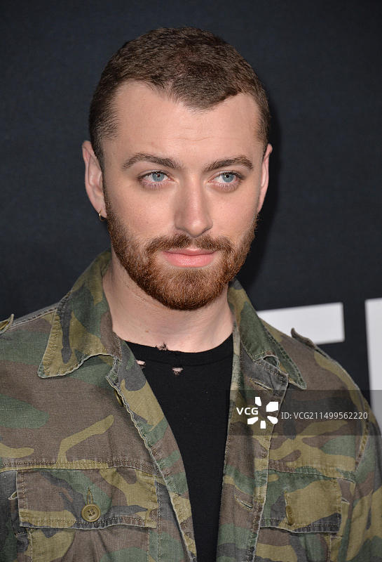 洛杉矶：歌手山姆·史密斯抵达好莱坞钯金剧院参加圣罗兰时装秀图片素材