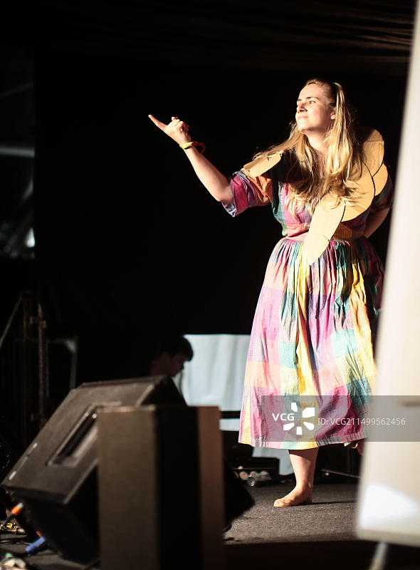 2015年纬度音乐节上的国家青年剧院表演图片素材