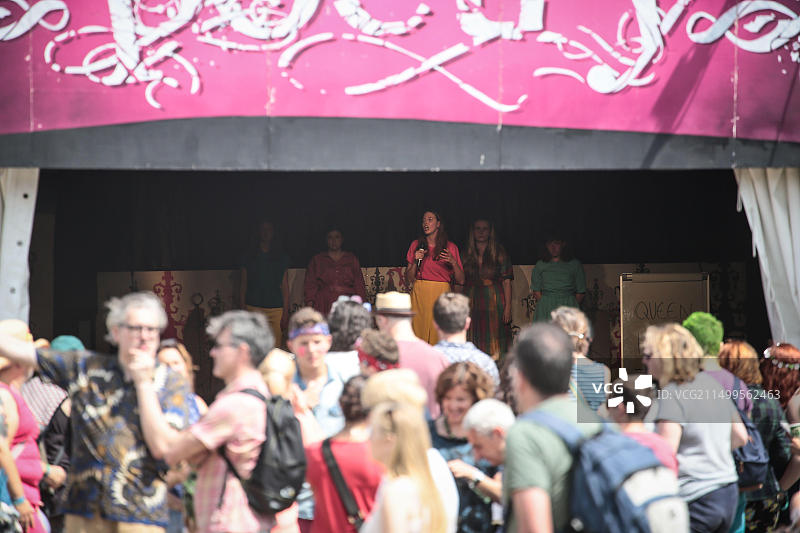 2015年纬度音乐节上的国家青年剧院表演图片素材