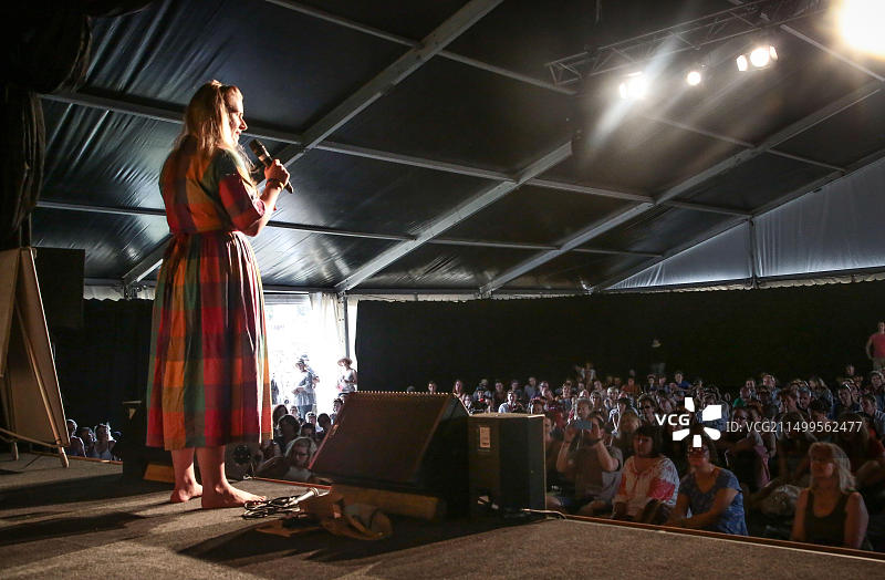 2015年纬度音乐节上的国家青年剧院表演图片素材