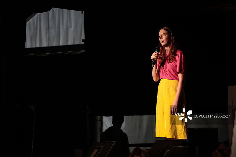 2015年纬度音乐节上的国家青年剧院表演图片素材