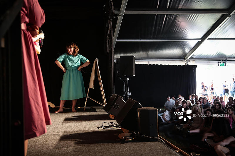 2015年纬度音乐节上的国家青年剧院表演图片素材