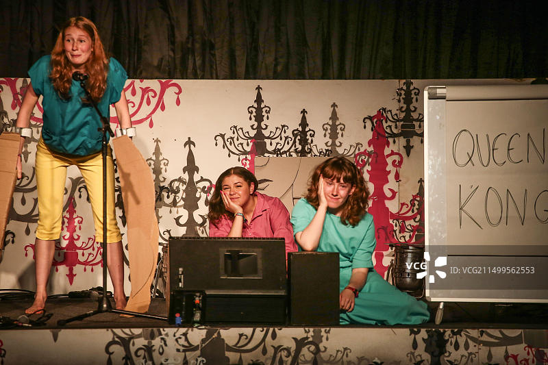 2015年纬度音乐节上的国家青年剧院表演图片素材