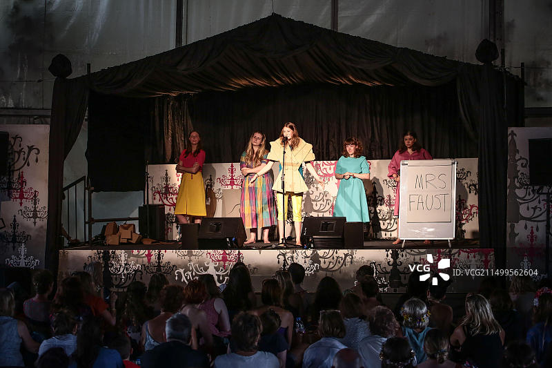 2015年纬度音乐节上的国家青年剧院表演图片素材