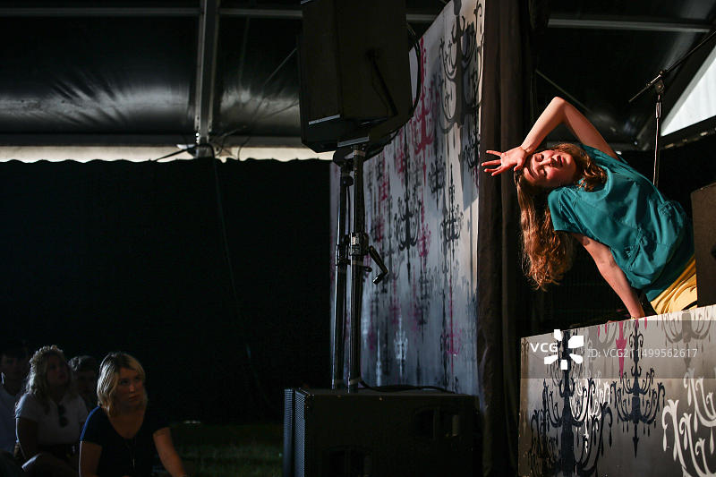 2015年纬度音乐节上的国家青年剧院表演图片素材