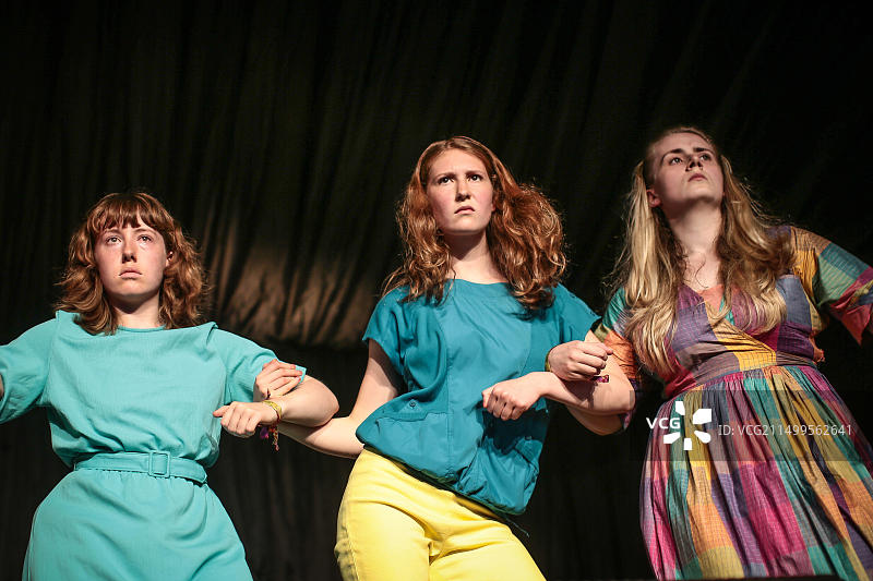 2015年纬度音乐节上的国家青年剧院表演图片素材