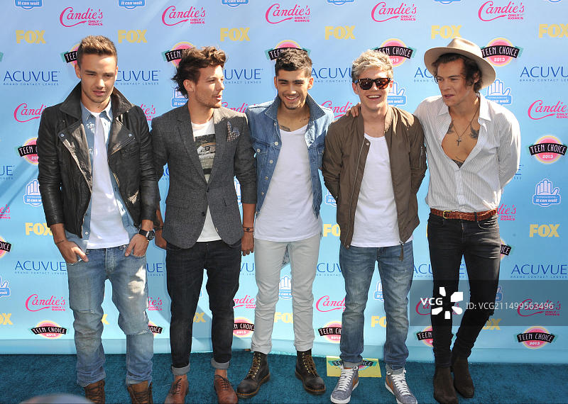 加利福尼亚州洛杉矶 - 2013 年 8 月 11 日：单向乐队在好莱坞环球影城吉布森圆形剧场举行的 2013 年青少年选择奖颁奖典礼上图片素材