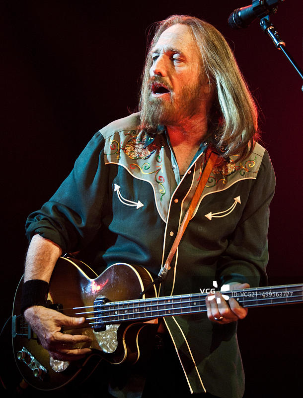 美国宾夕法尼亚州费城，2016年6月7日，美国摇滚乐队Mudcrutch在The Fillmore音乐厅举办音乐会图片素材