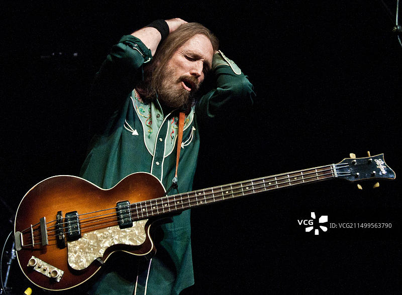 美国宾夕法尼亚州费城，2016年6月7日，美国摇滚乐队Mudcrutch在The Fillmore音乐厅举办音乐会图片素材