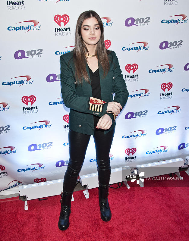 海莉·斯坦菲尔德在2015年Q102的Jingle Ball演出中摆姿势，美国费城富国银行中心，2015年12月9日图片素材