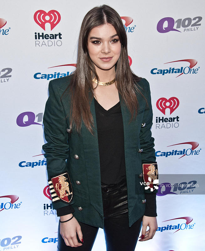 海莉·斯坦菲尔德在2015年Q102的Jingle Ball演出中摆姿势，美国费城富国银行中心，2015年12月9日图片素材