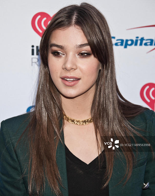 海莉·斯坦菲尔德在2015年Q102的Jingle Ball演出中摆姿势，美国费城富国银行中心，2015年12月9日图片素材