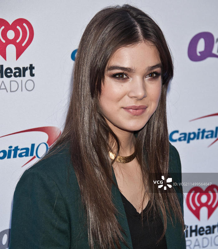 海莉·斯坦菲尔德在2015年Q102的Jingle Ball演出中摆姿势，美国费城富国银行中心，2015年12月9日图片素材