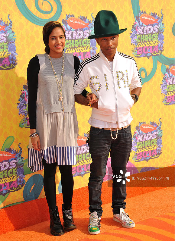 洛杉矶，加州——2014年3月29日:Pharrell Williams和Helen Lasichanh出席在洛杉矶Galen中心举行的Nickelodeon第27届年度儿童选择奖。图片素材