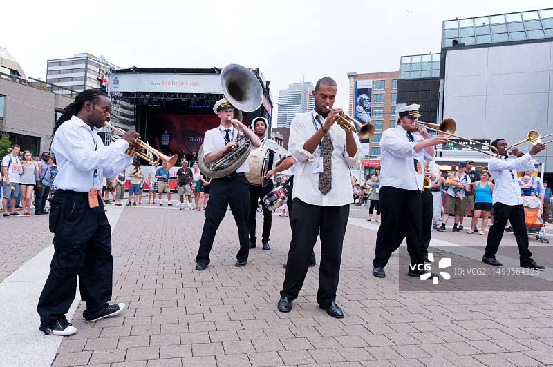 蒙特利尔爵士音乐节期间在新奥尔良艺术广场滨海大道演出的拉尼亚普铜管乐队图片素材