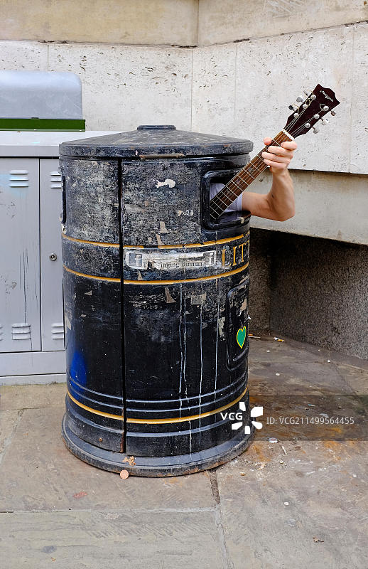 在垃圾箱里的街头艺人，英格兰剑桥图片素材