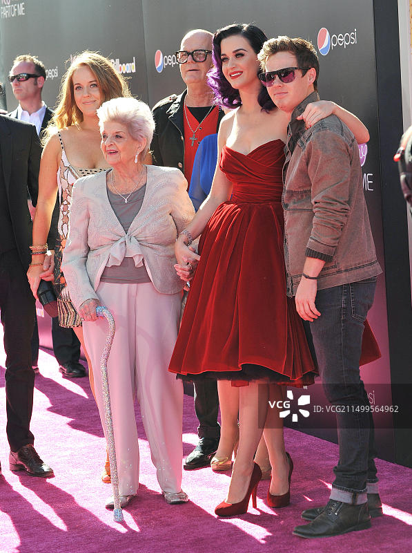 2012年6月27日，加州洛杉矶：凯蒂·佩里及其家人在好莱坞格劳曼中国剧院出席电影《凯蒂·佩里：我的一部分》洛杉矶首映礼。图片素材