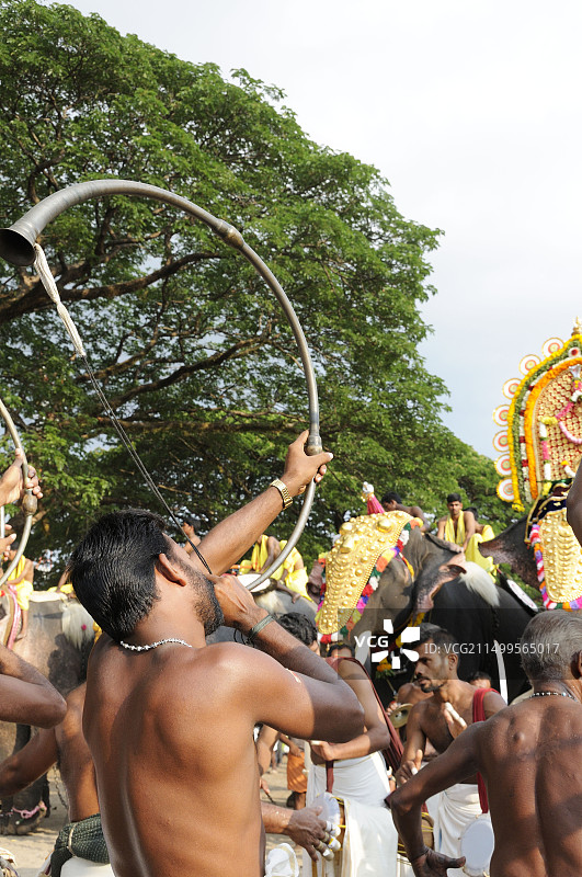 印度教寺庙节日的游行队伍：演奏印度号角的音乐家和大象图片素材