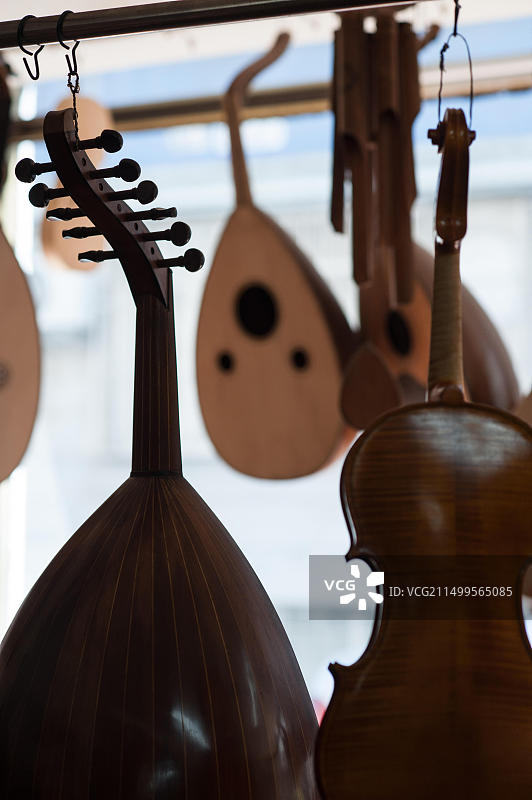 土耳其伊斯坦布尔工坊出售的传统手工乌德琴图片素材