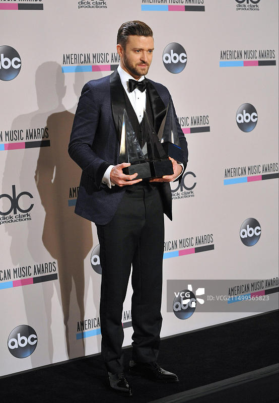 2013年11月24日，洛杉矶:在诺基亚剧院举行的2013全美音乐奖颁奖典礼上，贾斯汀·汀布莱克现身新闻发布室。图片素材