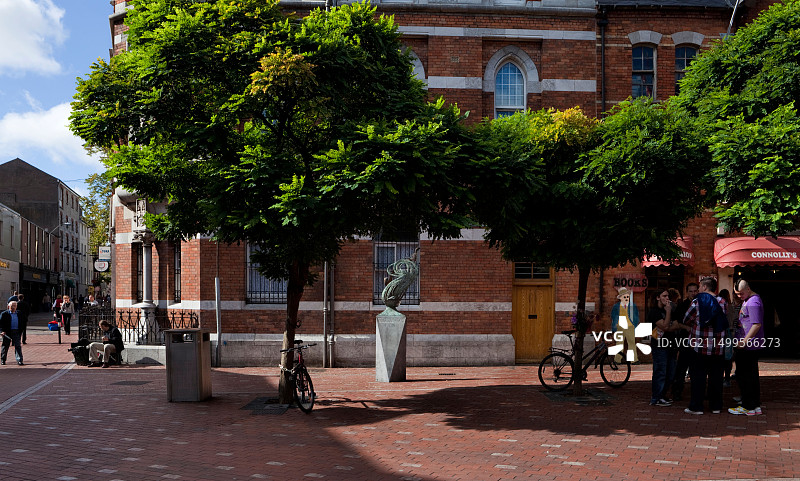 爱尔兰科克市罗里·加拉格尔广场的摇滚吉他手罗里·加拉格尔纪念雕塑图片素材