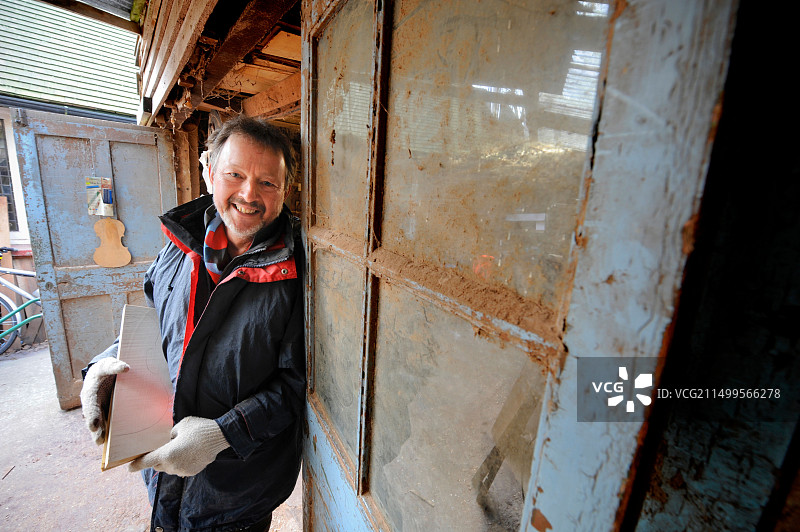 戴夫·戴克在他的工作室：为乐器制造商提供木材。图片来源：吉姆·霍尔顿。图片素材