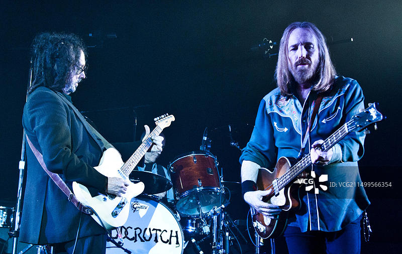 美国宾夕法尼亚州费城，2016年6月7日，美国摇滚乐队Mudcrutch在The Fillmore音乐厅举办音乐会图片素材