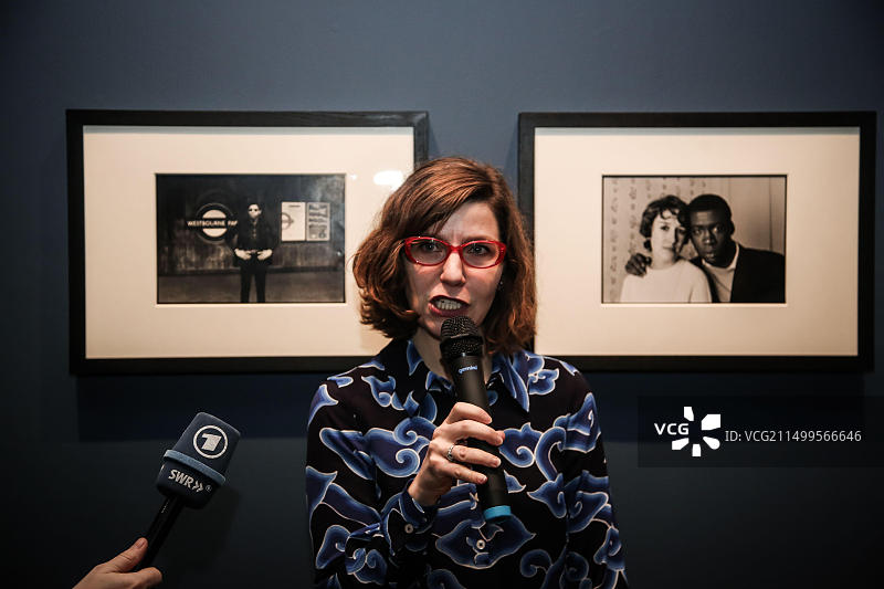 展览策展人金伯利·基思博士在“持久的力量：黑人英国体验摄影”展开幕前的媒体日上发言图片素材