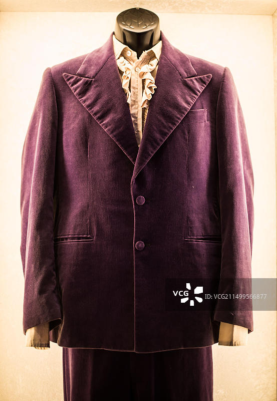 吉米·亨德里克斯紫色西装在硬石展览图片素材