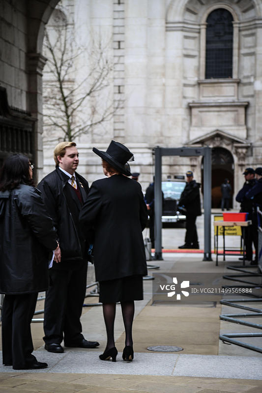 在玛格丽特·撒切尔男爵夫人葬礼前，客人们在帕特诺斯特广场通过安检图片素材