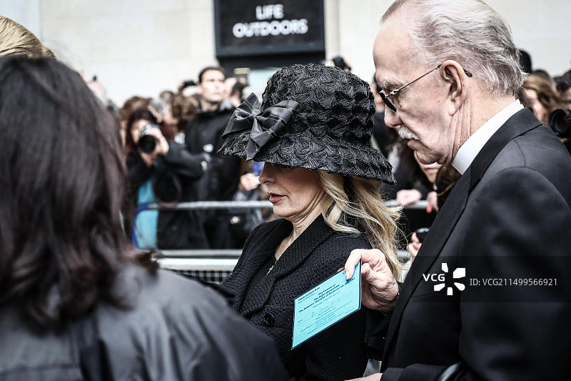 客人们在撒切尔男爵夫人葬礼前出示请柬通过安检图片素材
