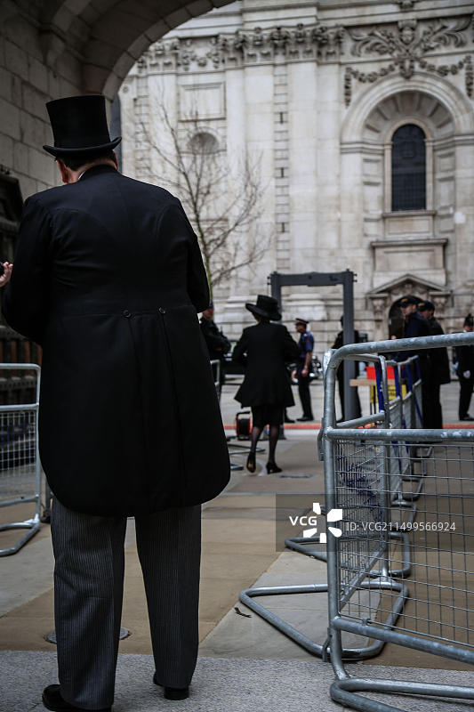 在玛格丽特·撒切尔男爵夫人葬礼前，客人们在帕特诺斯特广场通过安检图片素材