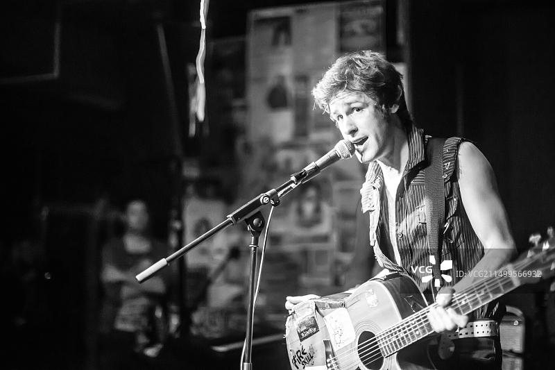 Darling Boy (aka Alex Gold)在伦敦Surya的舞台上现场表演图片素材