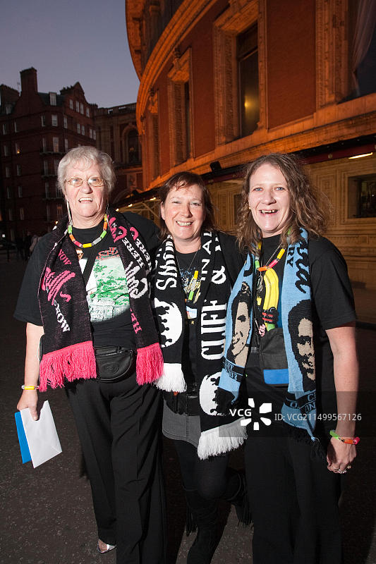 克里夫·理查德“Bold As Brass”巡演前，皇家阿尔伯特音乐厅外的歌迷，英国伦敦图片素材