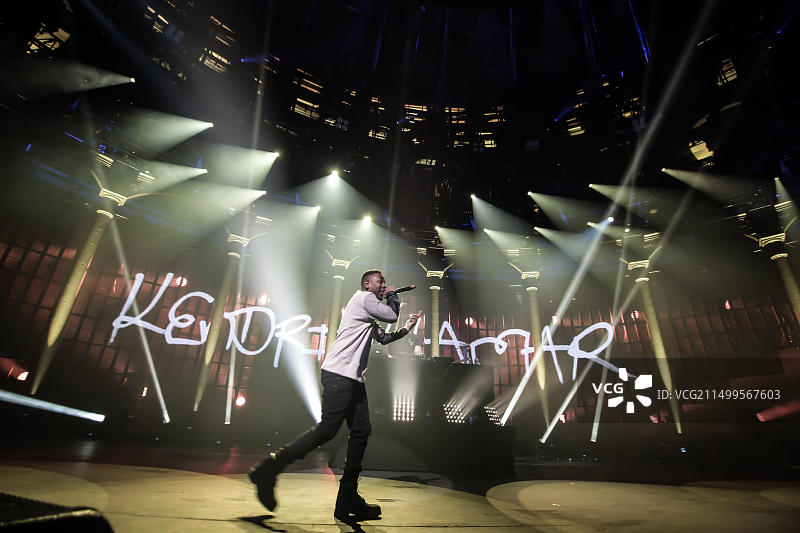 在伦敦Roundhouse举行的2013年iTunes音乐节上的美国嘻哈明星Kendrick Lamar图片素材
