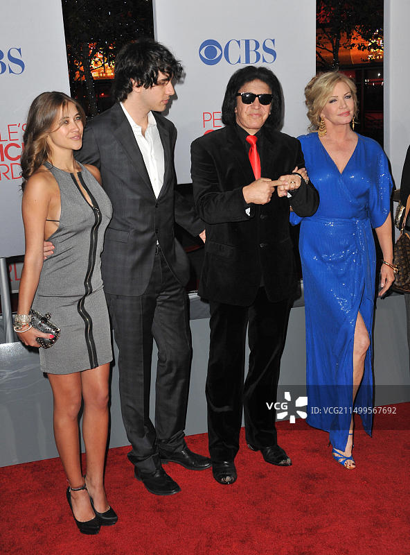 洛杉矶：KISS乐队明星吉恩·西蒙斯与妻子、儿子和女友在诺基亚剧院举行的2012年人民选择奖颁奖典礼图片素材