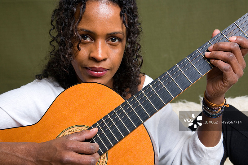 弹吉他的女人图片素材