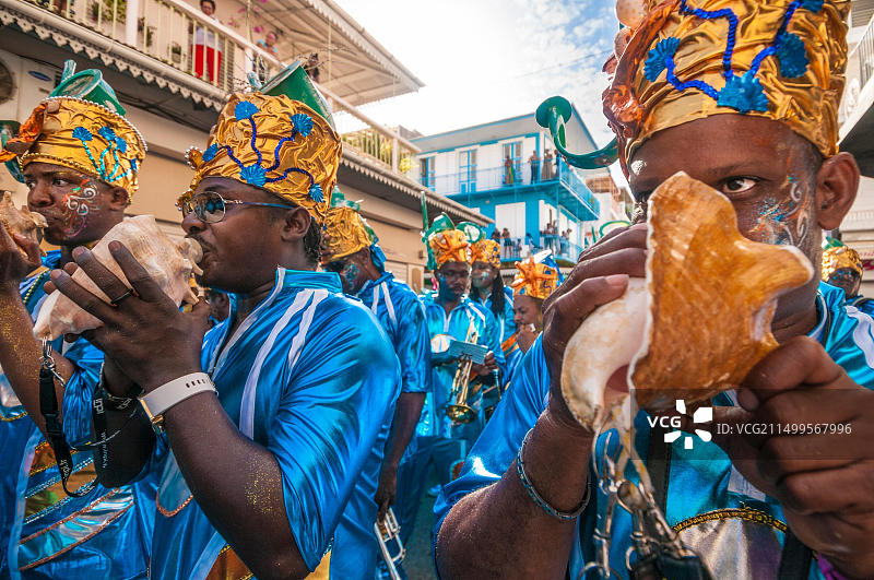 法国瓜德罗普岛圣罗斯瓦卡奇雷乐队在谢肉节闭幕游行中演奏海螺图片素材