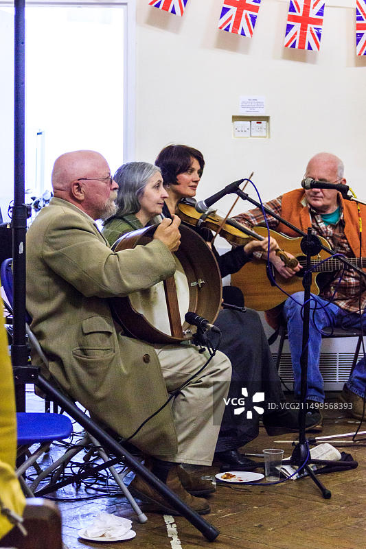 在英国伦敦的禧线舞蹈之夜演奏的原声乐队图片素材