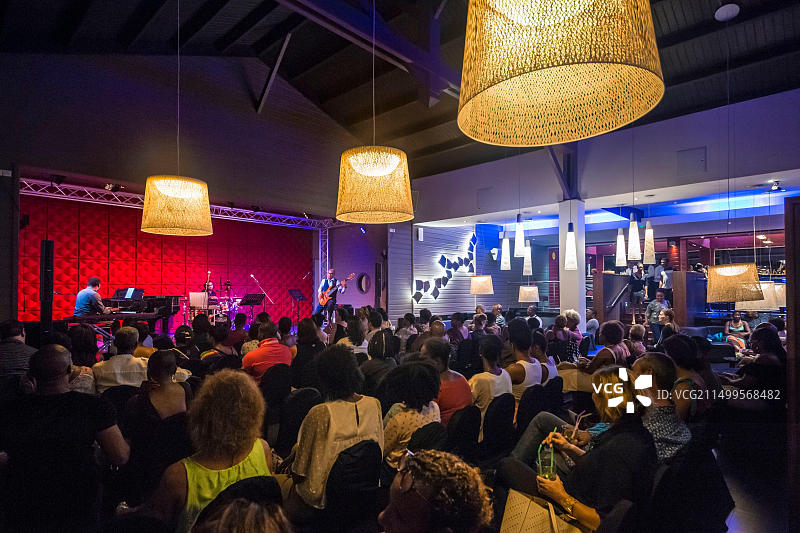 法国加勒比海克里奥尔海滩酒店的晚间音乐会图片素材