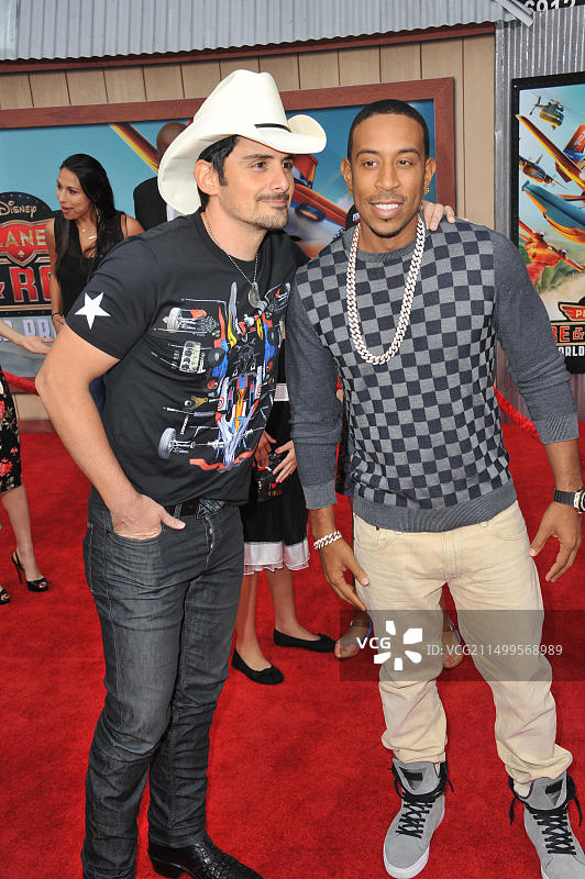 加州洛杉矶：布拉德·佩斯利和克里斯“卢达克里斯”布里吉斯出席《飞机总动员：火线救援》全球首映礼图片素材