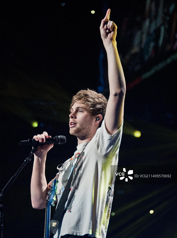 卢克·海明斯在2015年Q102圣诞舞会上的表演，美国费城富国银行中心，2015年12月9日图片素材