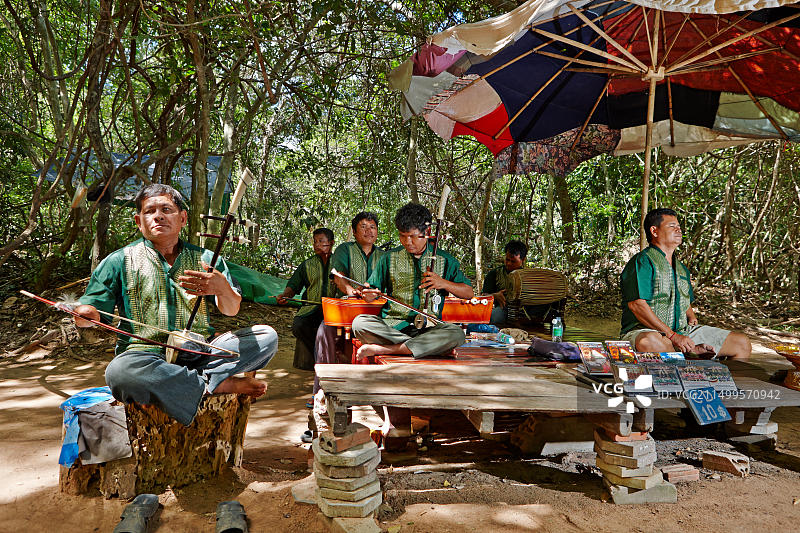 地雷受害者在柬埔寨暹粒吴哥考古公园的塔布笼寺附近演奏传统高棉音乐图片素材